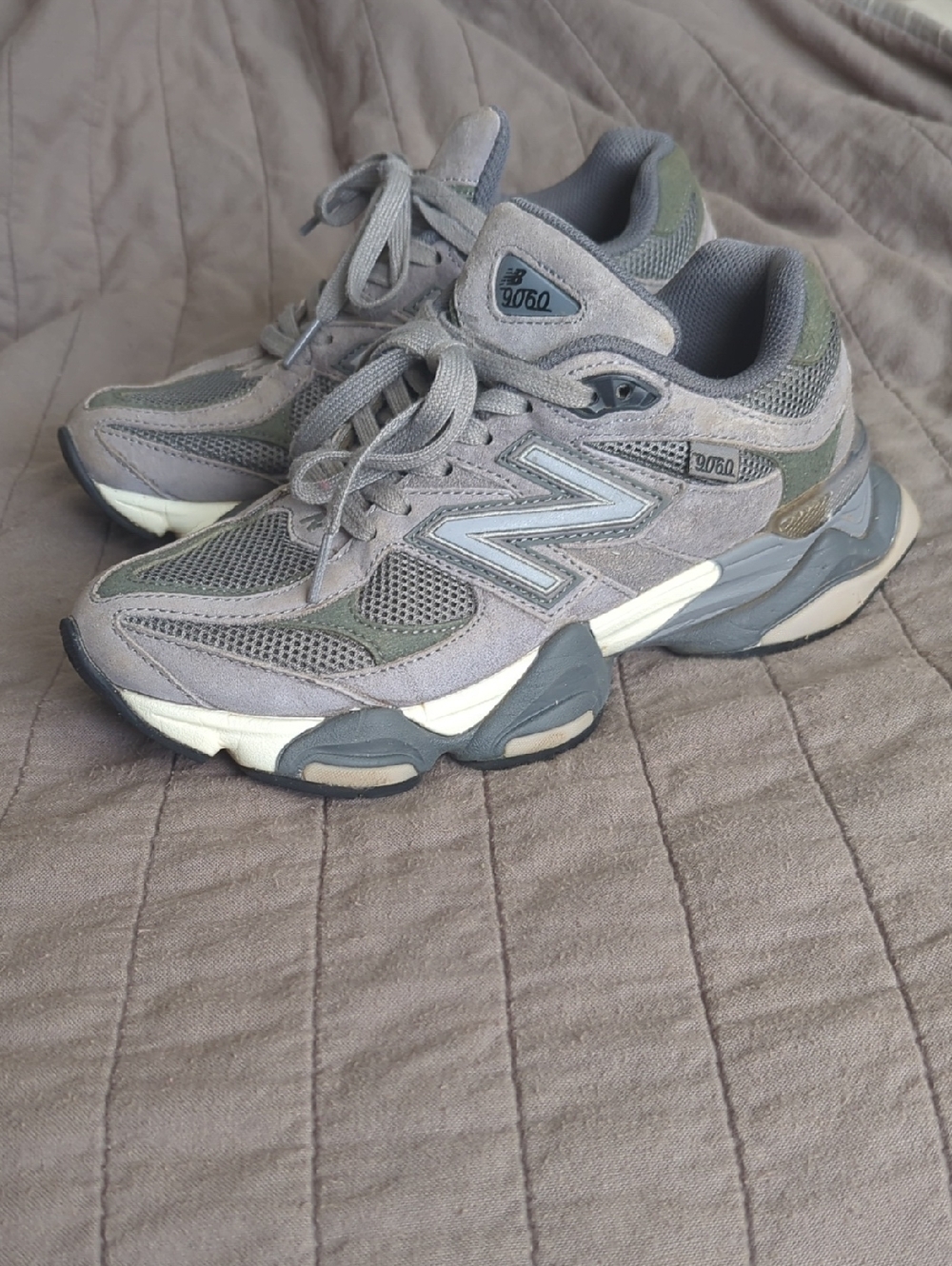 New Balance Grey & Olive 9060